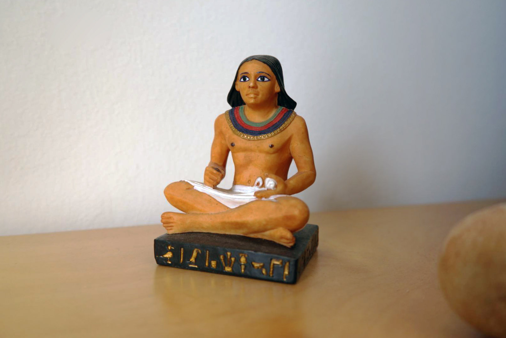 Hier das Maskottchen der Textbox: Eine daumenhohe Figurine eines altägyptischen Schreibers, erstanden in einem Trödlerladen in Göttingen im Textbox-Gründungsjahr 2005. Das über 3000 Jahre alte Original in Menschengröße ist im ägyptischen Museum in Kairo zu bestaunen.