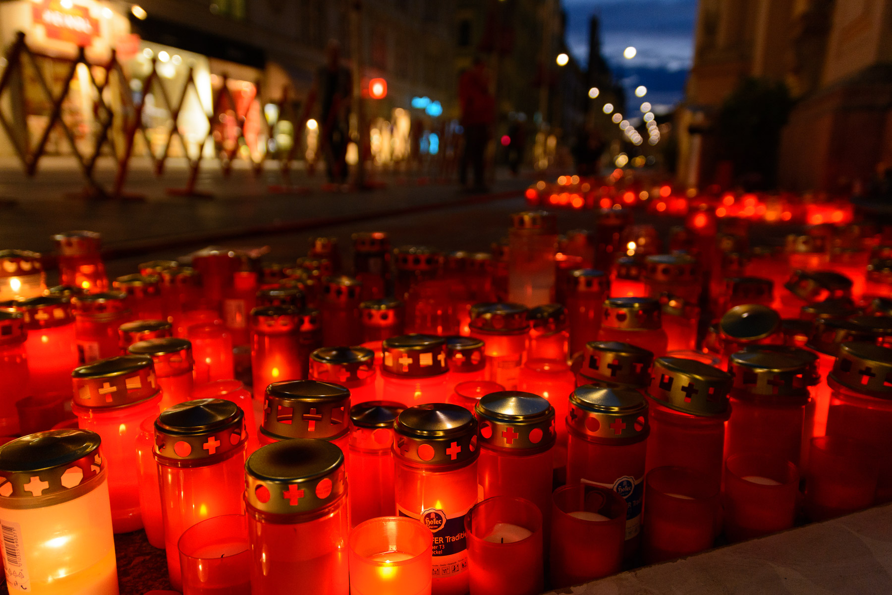Kerzenteppich vor der Grazer Stadtpfarrkirche: Die Menschen versuchen das Geschehene auf die Reihe zu kriegen. Jeder für sich. Und alle gemeinsam.