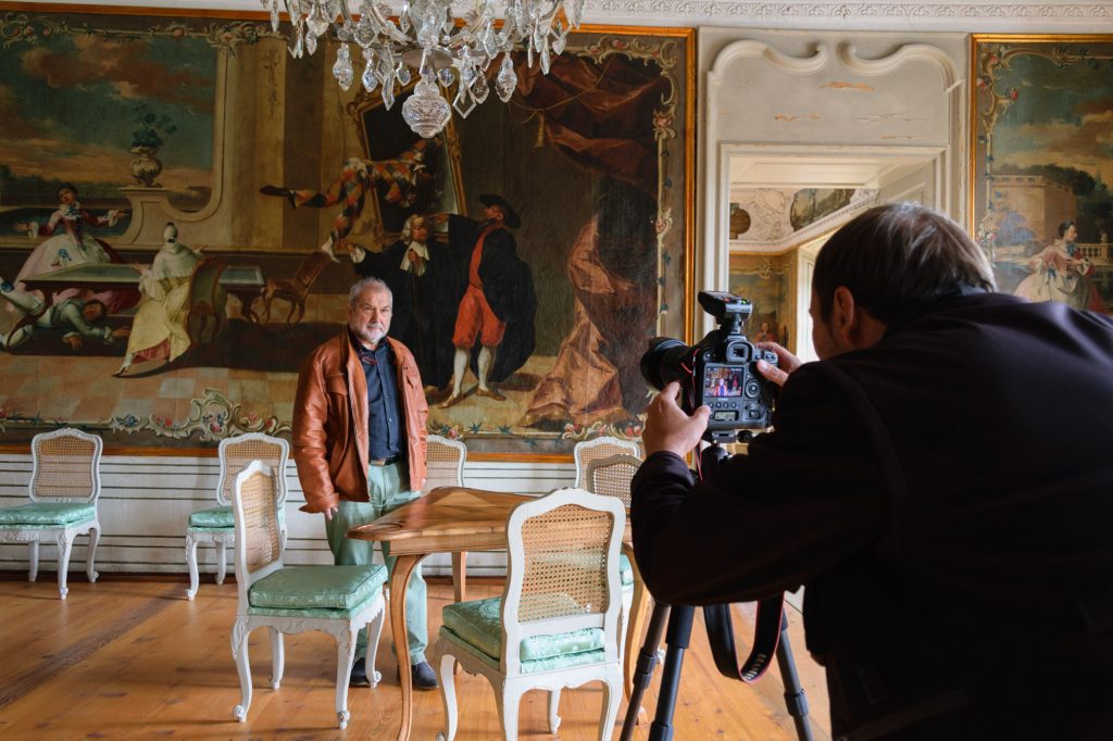 Sepp Rothwangl im Schloss Eggenberg vor der Linse von Harry Schiffer