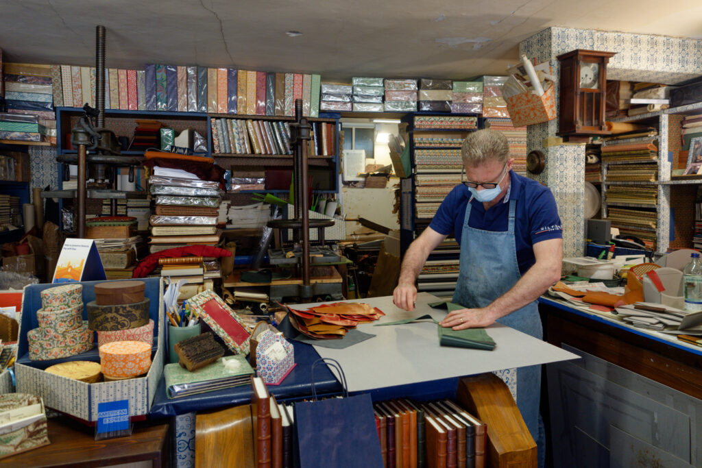 Einblick in die Werkstatt der Buchbinderei "Il pavone" (Der Pfau) in Venedig. Hier werden individuelle Notizbücher erzeugt, die im Notizbuch-Test dank ihrer guten Materialien und Ausführung sehr gut abschneiden.