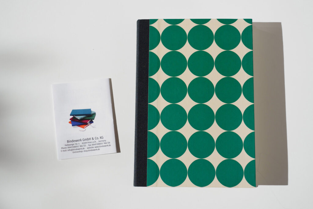 Notizbuch der Manufaktur Bindewerk mit Kreismuster in Grün und Weiß. Im Notizbuch-Test schnitte es dank seiner ordentlichen Ausführung gut ab.