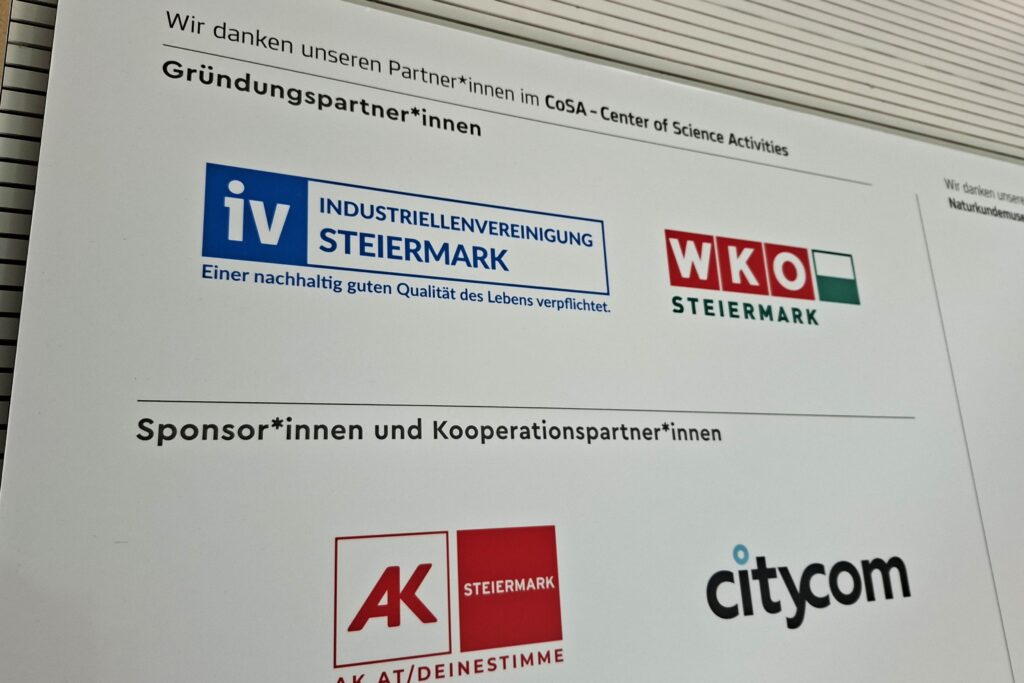 Sponsorentafel im CoSA - Center of Science Activities, Graz: Sponsoren und Partner werden mit Stern gegendert.