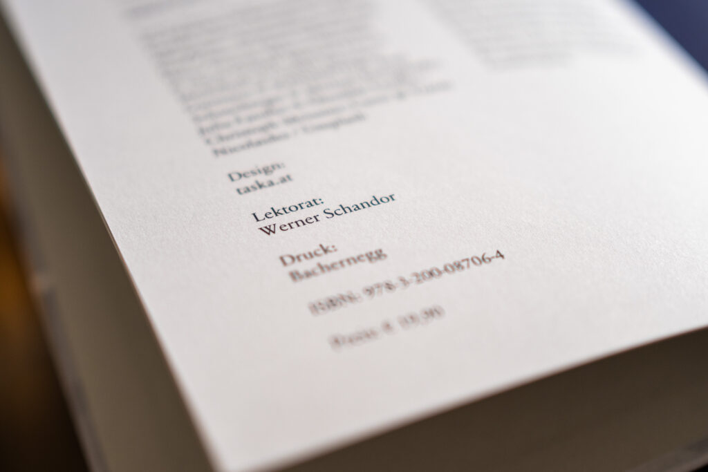 Zahlreiche Broschüren tragen die Impressumangabe "Lektorat: Werner Schandor"